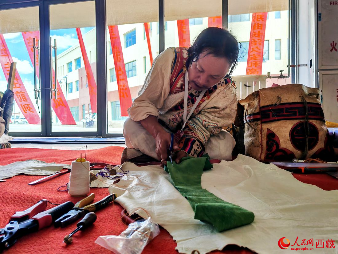 曾經(jīng)的放牛娃學得一身好手藝。人民網(wǎng) 李海霞攝