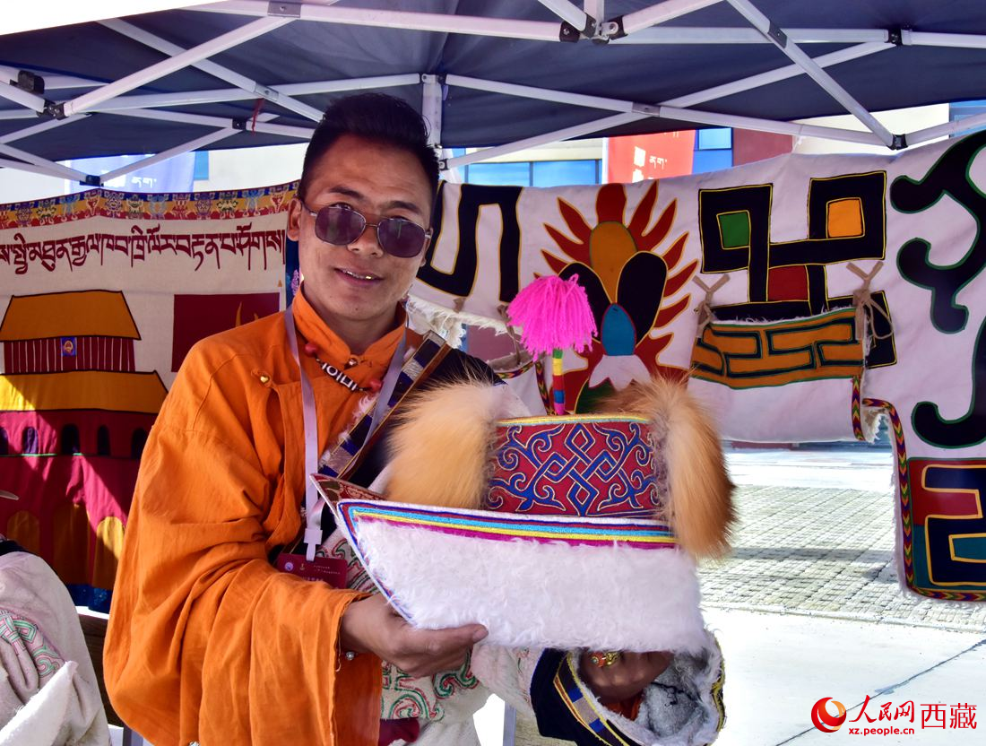 牧民展示手工作品。 人民網(wǎng) 李海霞攝