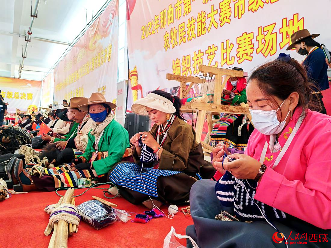 草原姑娘們編織技能大比拼。人民網(wǎng) 李海霞攝