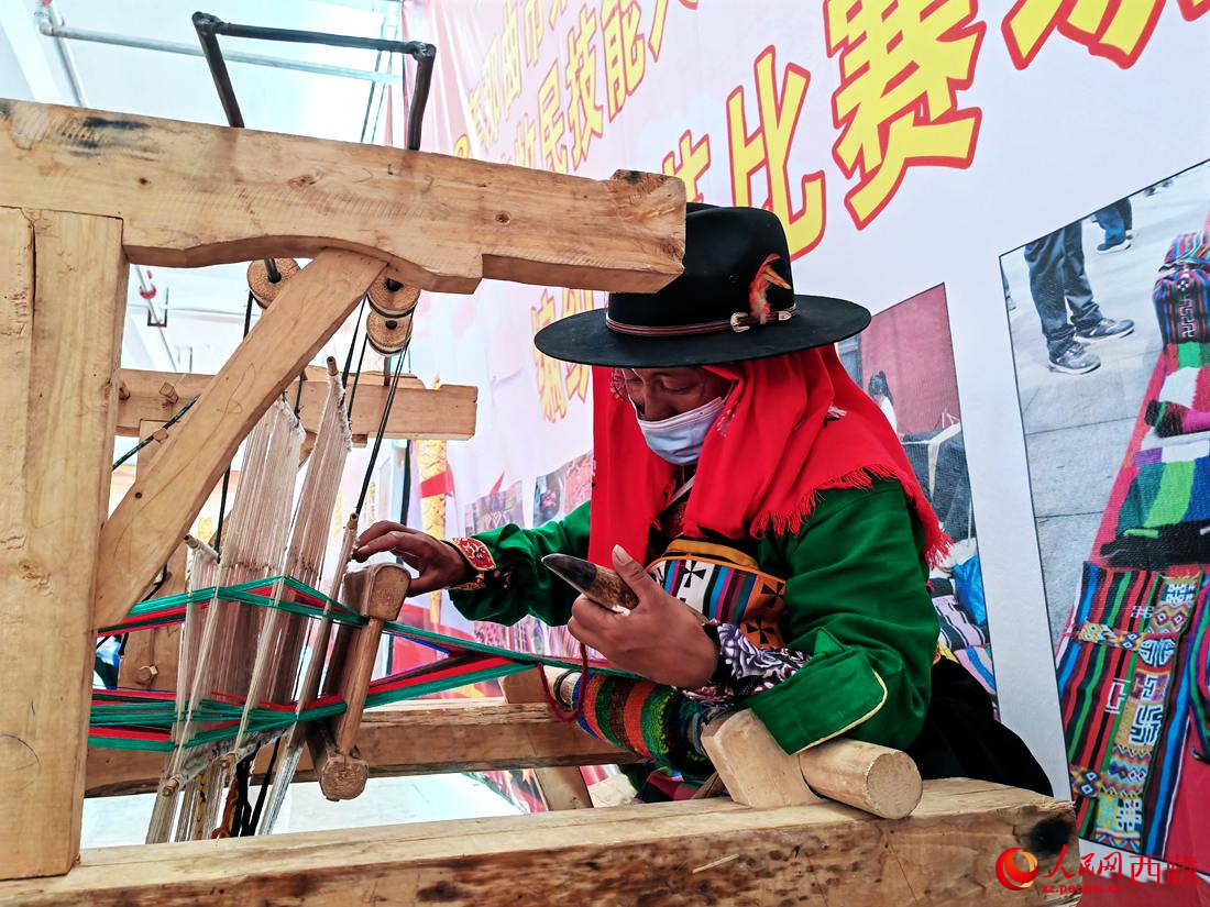 紡織手藝展示。人民網(wǎng) 李海霞攝