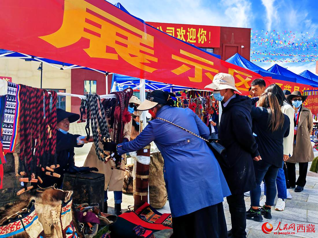 技能大賽現(xiàn)場(chǎng)引來不少客戶。人民網(wǎng) 李海霞攝