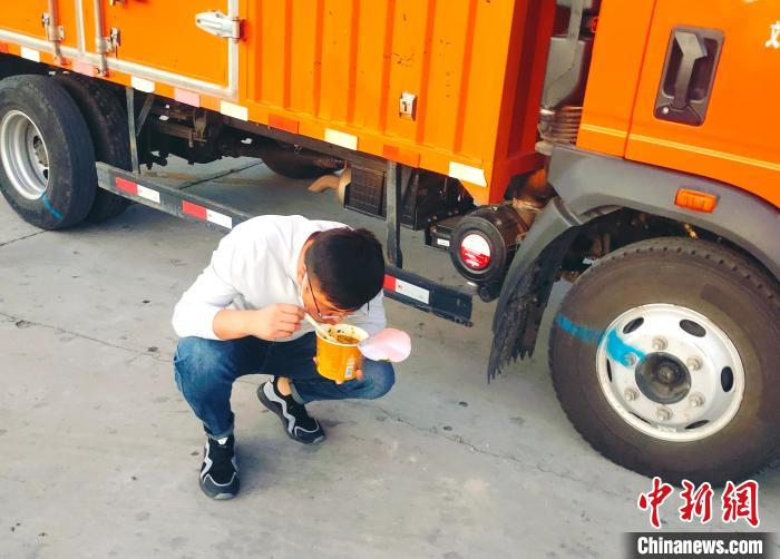 由于沿路疫情原因，閆光宇和朋友只能在服務(wù)區(qū)簡(jiǎn)餐。　鄭朋 攝