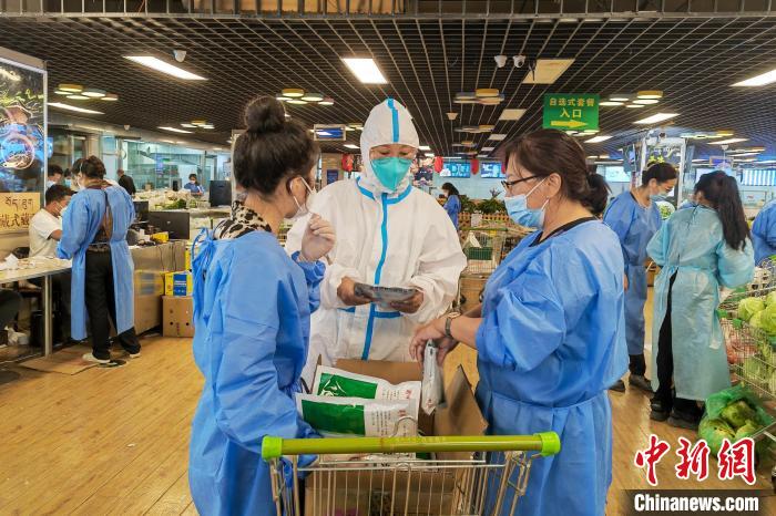 圖為疫情期間，西藏格拉丹東超市調(diào)配物資，保障市場(chǎng)供應(yīng)?！∈茉L者供圖