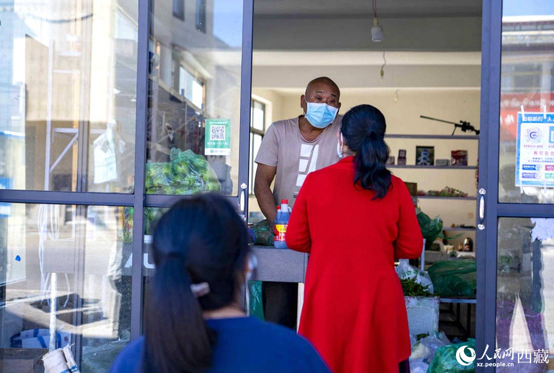 市民們有序排隊購買早餐。人民網(wǎng) 次仁羅布攝