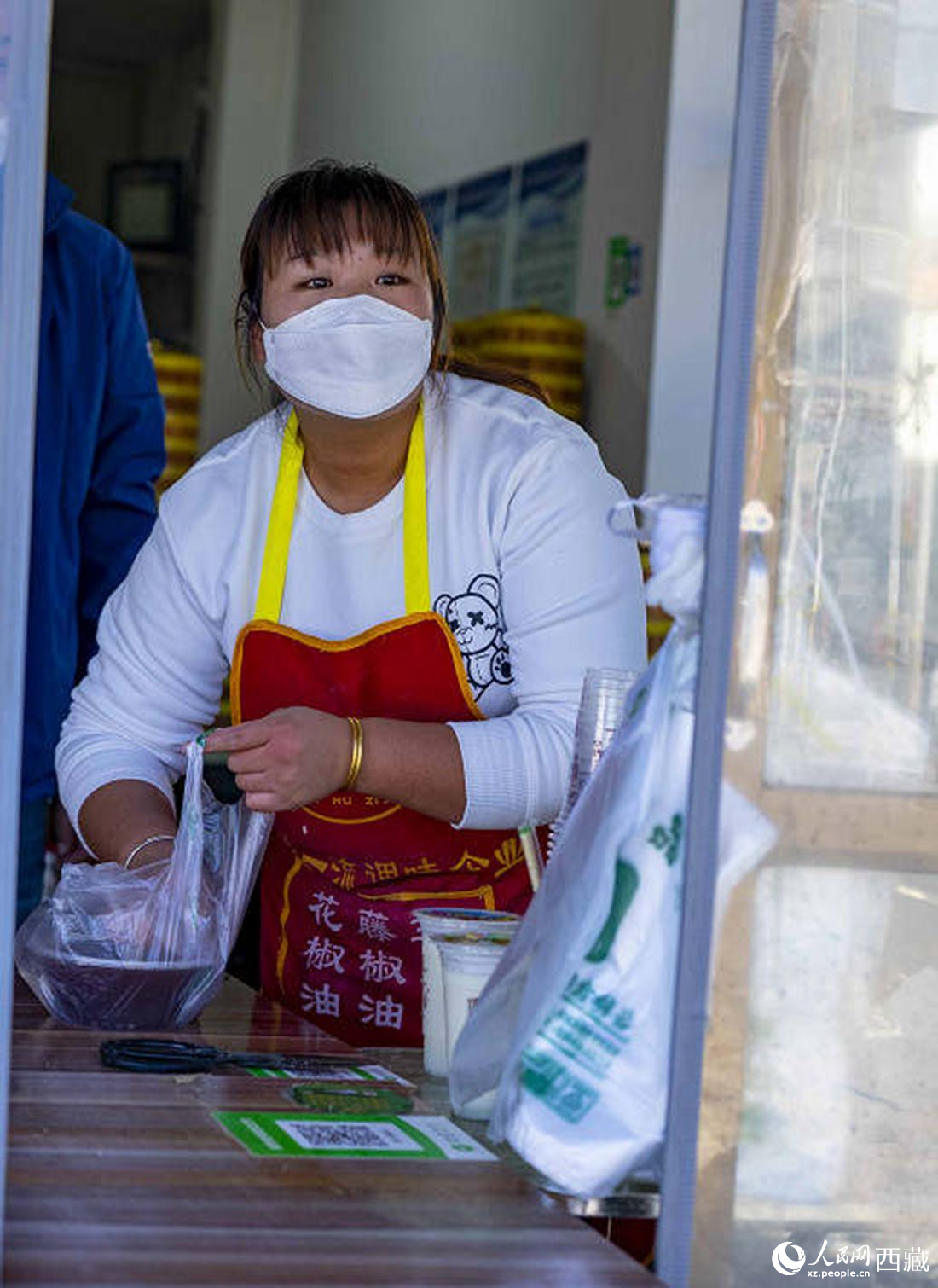 包子店老板正在為顧客打包早餐。人民網(wǎng) 次仁羅布攝