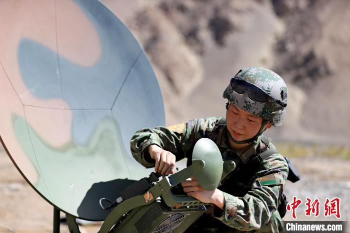 圖為官兵進(jìn)行衛(wèi)星通訊架設(shè)?！?鄒寧寧 攝