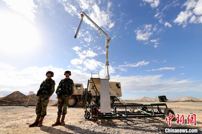 圖為野戰(zhàn)油庫開設(shè)。　 唐 堯 攝