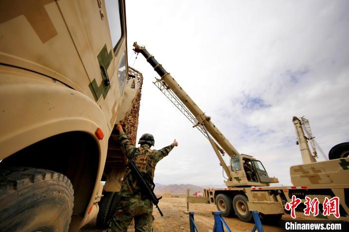 圖為野戰(zhàn)車輛搶修環(huán)節(jié)?！?祁漢智 攝