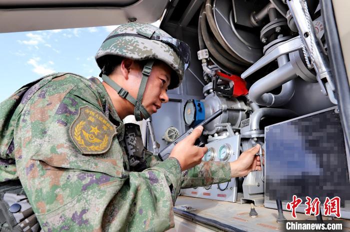 圖為群車加油科目演練現(xiàn)場(chǎng)?！?王先鋒 攝