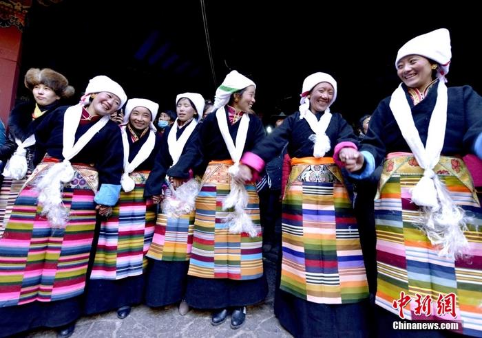 資料圖為2014年12月6日，拉薩民眾歡度“仙女節(jié)”。 <a target='_blank' href='/'><p  align=