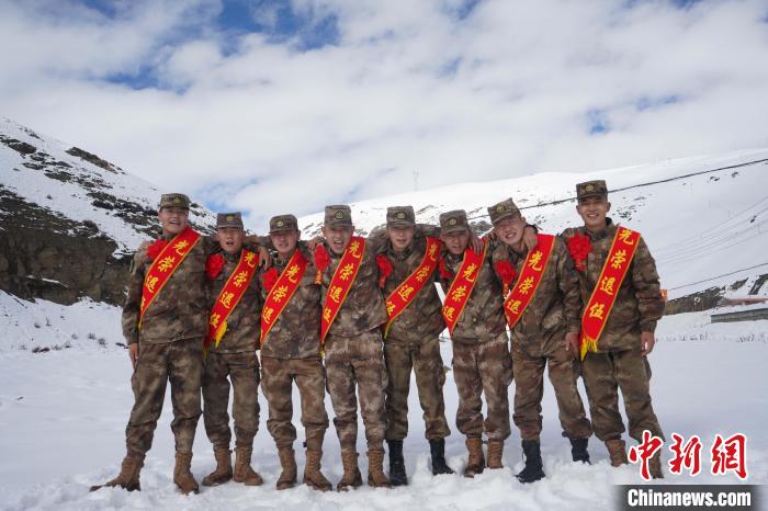 退伍老兵合照留念?！∥鞑厣侥宪姺謪^(qū)某團供圖