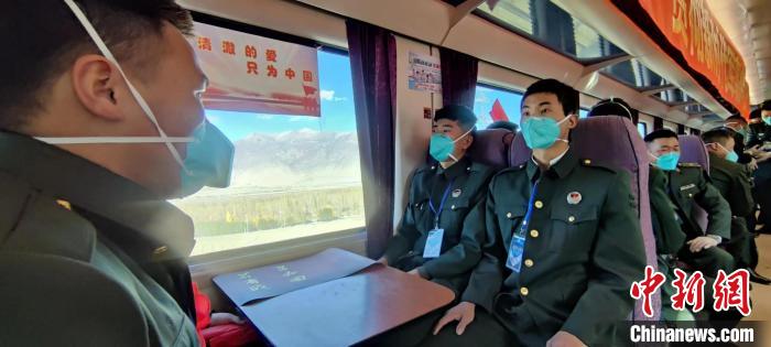 退伍老兵乘坐在退伍專列?！∥鞑厣侥宪姺謪^(qū)某團供圖