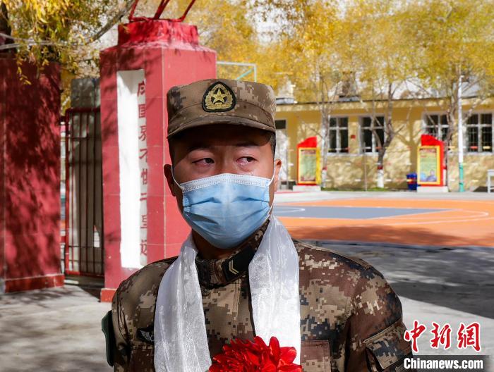 圖為什布奇邊防連退伍老兵臨別前再看一眼連隊?！詵| 攝