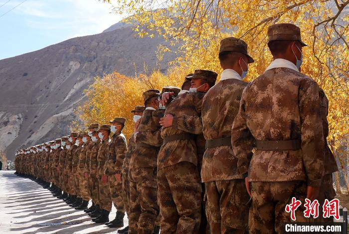 圖為什布奇邊防連退伍老兵與戰(zhàn)友相擁而泣，依依惜別?！⌒觳?攝