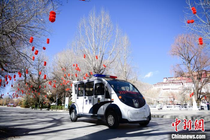 圖為1月23日，布達(dá)拉宮廣場派出所民警正在巡邏?！∝暩聛硭?攝