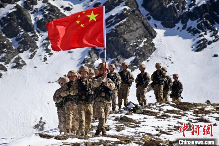 官兵們在巡邊途中?！≡裢?攝