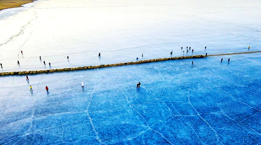 航拍冰上轉場。 張虎攝