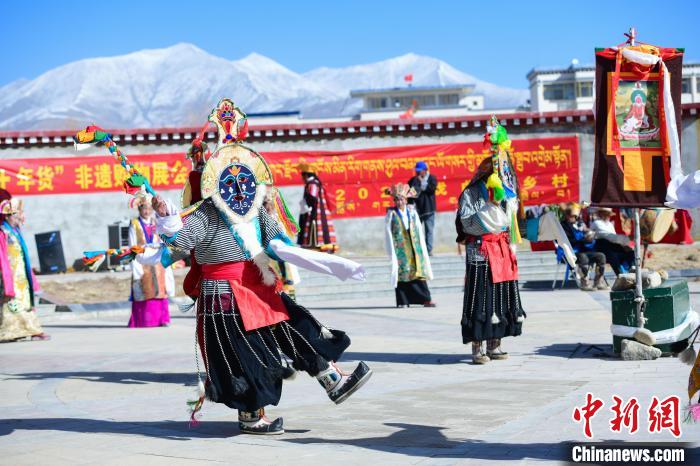 圖為藏戲非遺展演現(xiàn)場(chǎng)?！∝暩聛硭?攝