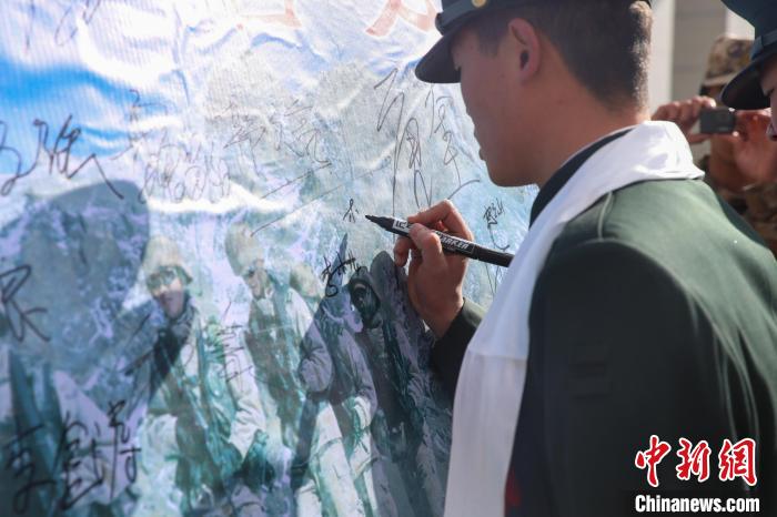 退役士兵簽名留念?！⒖≥x 攝