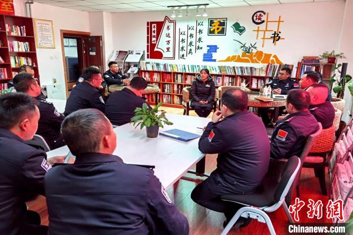 圖為亞東出入境邊防檢查站民警與銀行業(yè)務(wù)人員進(jìn)行金融知識深入交流?！『?攝