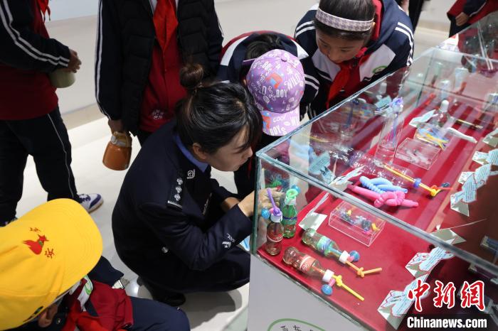 圖為亞東邊檢站民警為駐地小學(xué)生開展禁毒教育?！『?攝
