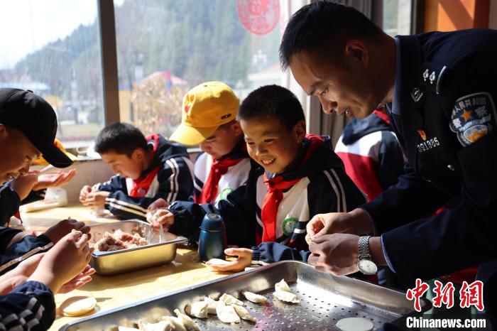 圖為亞東邊檢站民警與駐地小學(xué)生其樂融融包餃子?！『?攝