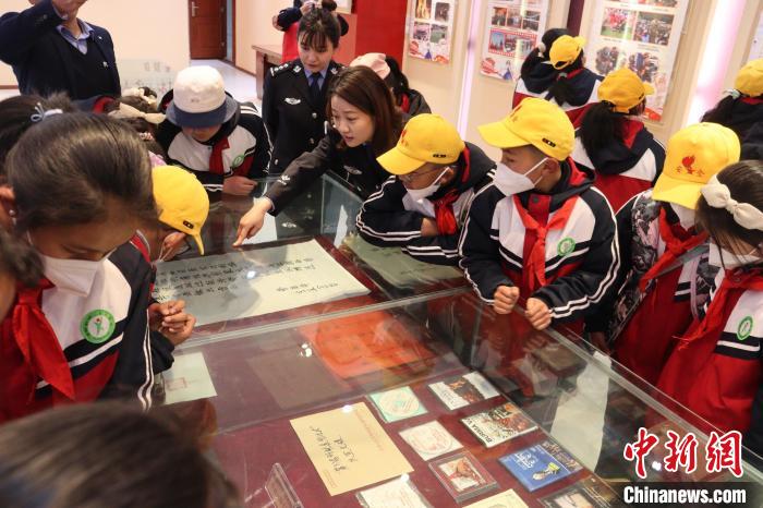 圖為亞東邊檢站民警為駐地小學(xué)生講解該站榮譽發(fā)展史?！『?攝