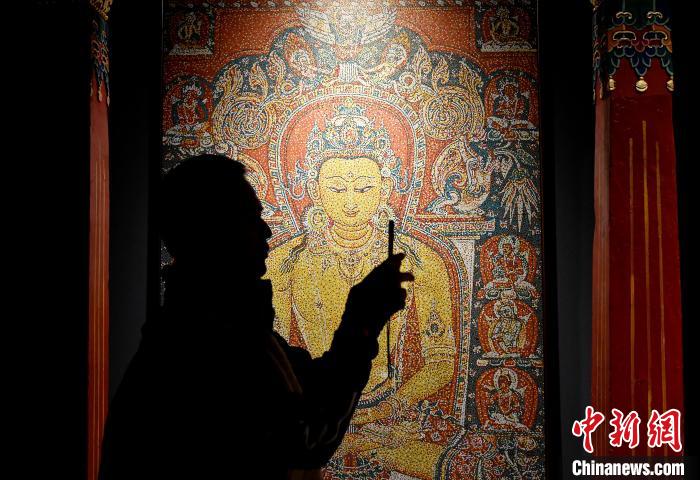 3月31日，觀眾欣賞展覽中的作品。　李林 攝