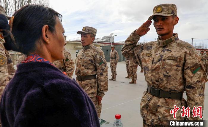圖為列兵扎西加央向母親敬禮?！詵| 攝