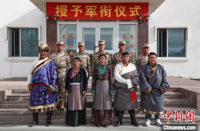 圖為列兵代表與親人合影留念?！詵| 攝