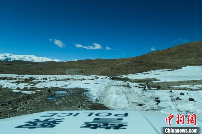 4月5日，普瑪江塘邊境派出所巡邏車通過冰河路段?！〗w波 攝