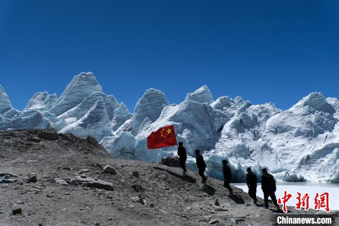 4月5日，普瑪江塘邊境派出所民輔警巡邏至四零冰川附近?！〗w波 攝
