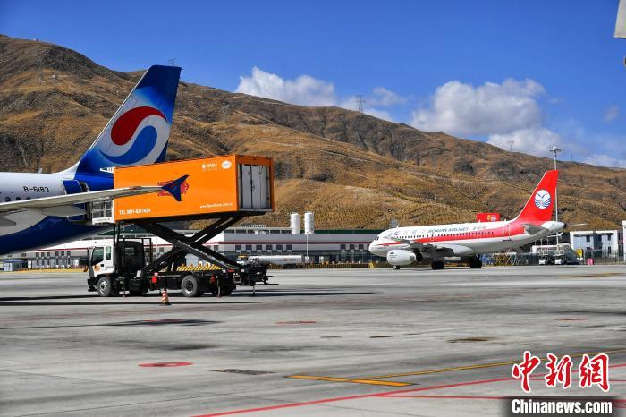 圖為藍(lán)天下的高原機(jī)場(chǎng)?！≈芎?攝