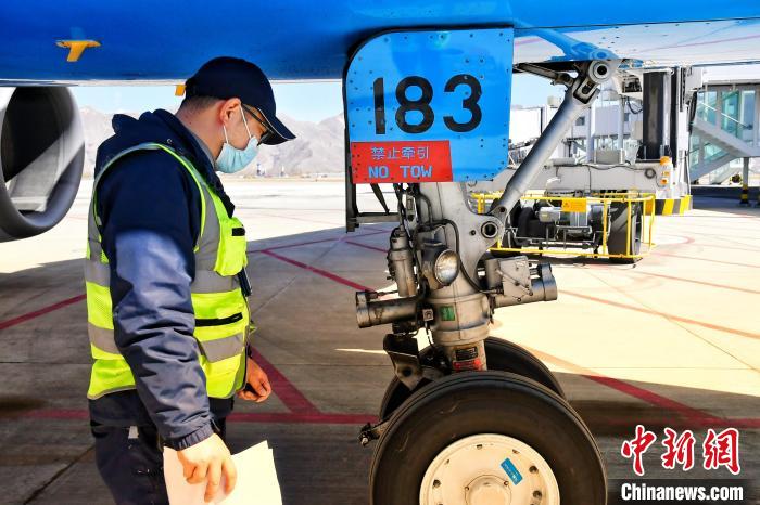 圖為機(jī)場(chǎng)工作人員進(jìn)行相關(guān)檢查?！≈芎?攝