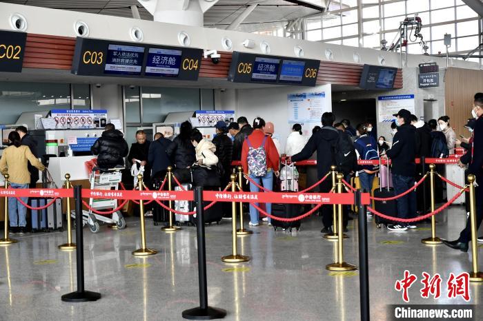 圖為旅客辦理登機(jī)手續(xù)?！≈芎?攝