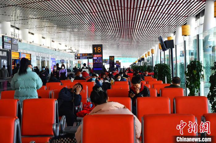 圖為旅客在機(jī)場(chǎng)候機(jī)室等待登機(jī)。　周航 攝