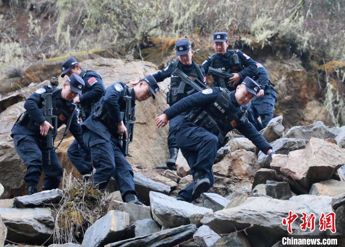 山南邊境管理支隊玉麥邊境派出所民警在邊境巡邏途中穿過亂石區(qū)?！∴嶇?攝