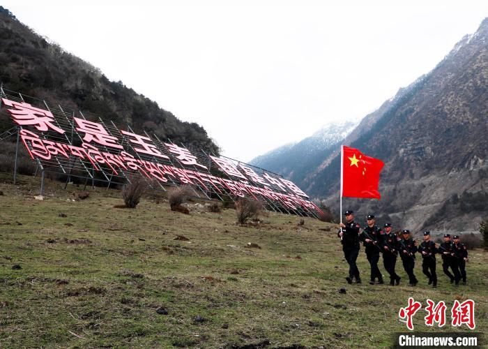 山南邊境管理支隊玉麥邊境派出所民警在轄區(qū)開展巡邏?！∴嶇?攝