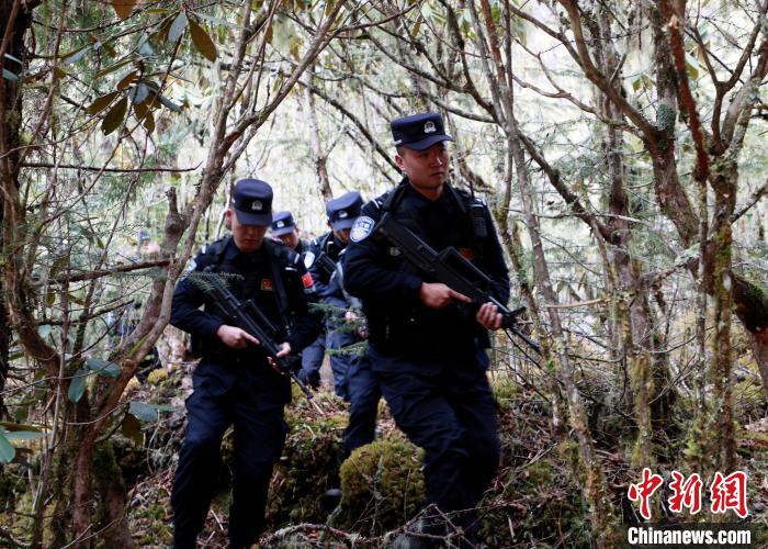 山南邊境管理支隊玉麥邊境派出所民警在邊境原始森林里開展邊境巡邏?！∴嶇?攝