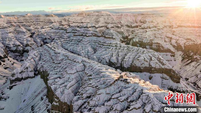 圖為參展攝影師拍攝的西藏阿里札達(dá)土林雪后風(fēng)光。　主辦方 供圖