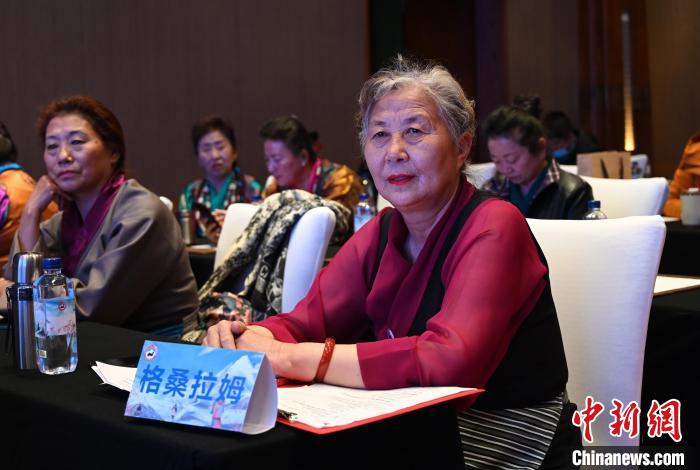 圖為西藏銀發(fā)旅游產(chǎn)品體驗(yàn)團(tuán)老年代表?！≮w朗 攝