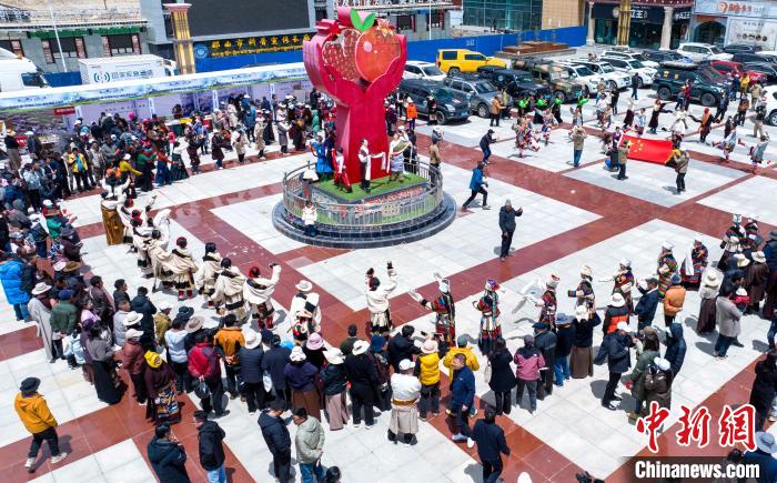 圖為“極地那曲 天際之旅”2023西藏那曲“中國旅游日”音樂美食嘉年華活動現場?！∧乔形幕吐糜尉止﹫D