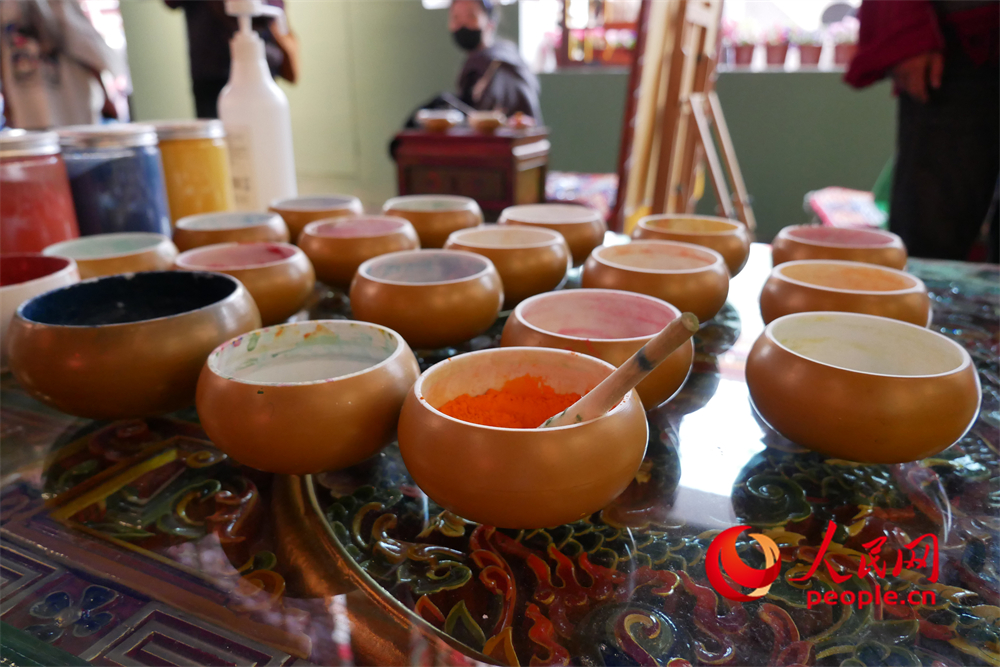 繪制唐卡所用的顏料。人民網(wǎng) 韋衍行攝