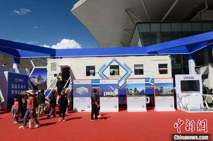 展覽現(xiàn)場，觀眾體驗裝配式增壓增氧建筑?！~ 攝