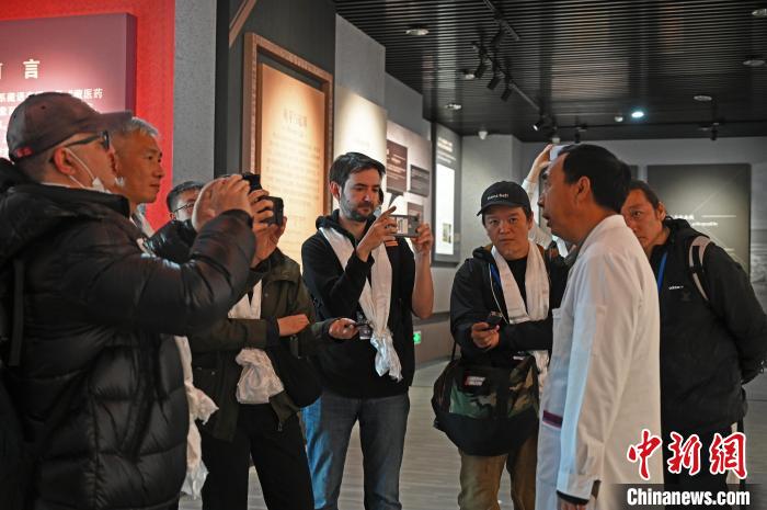 圖為中外媒體采訪西藏自治區(qū)藏醫(yī)院相關(guān)負(fù)責(zé)人?！≮w朗 攝