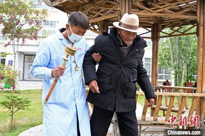 圖為曲松縣特困人員集中供養(yǎng)中心老人索朗歐珠?！≮w朗 攝