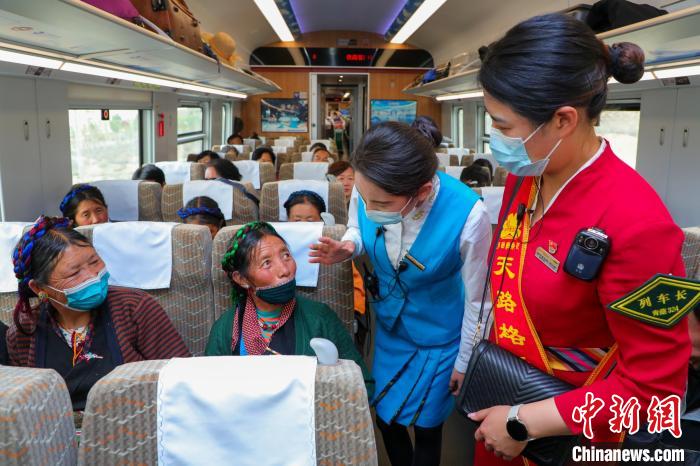 農(nóng)牧民乘坐高原復(fù)興號動車組出行。　周悅翔 攝