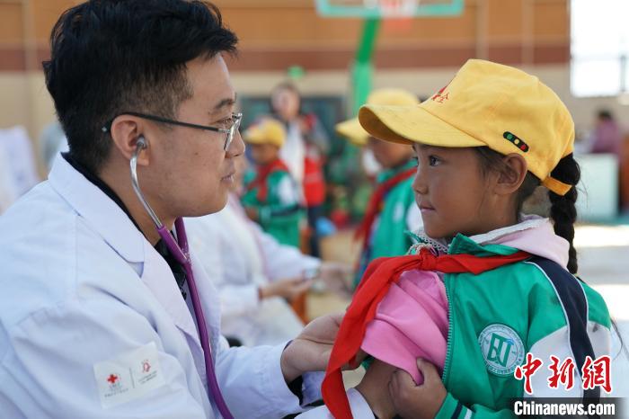 6月27日，西藏康馬縣南尼鄉(xiāng)中心小學(xué)的孩子參加先心病篩查。　蘇丹 攝