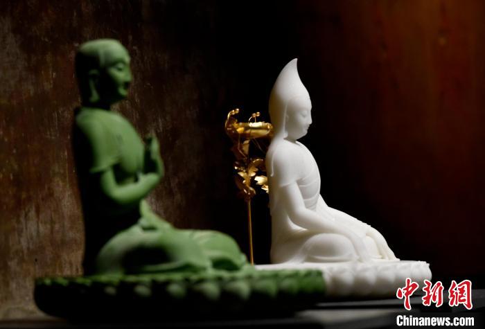 圖為展覽中圍繞西藏歷史與傳統(tǒng)創(chuàng)作的雕塑作品?！±盍?攝