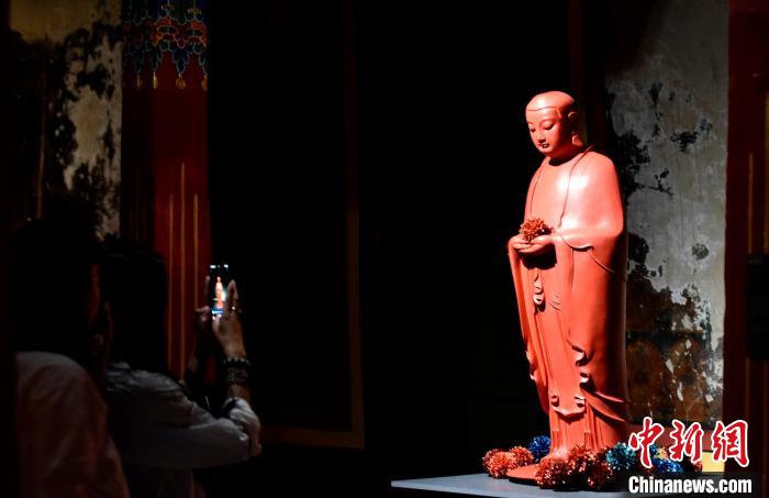 圖為觀眾正在欣賞展覽中的雕塑作品。